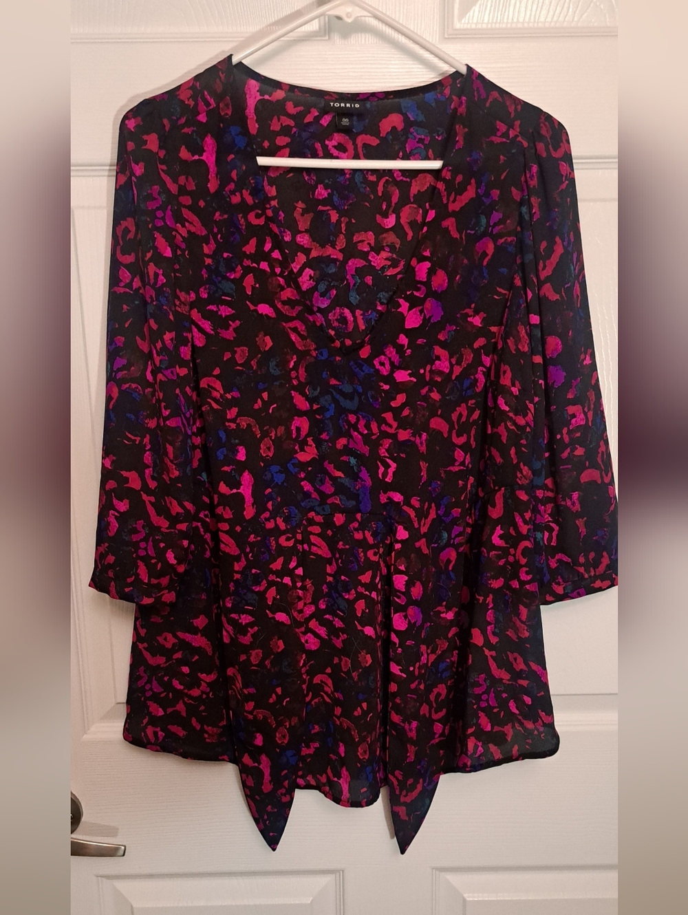 torrid Black V-Neck Tunic with Pink & Blue Abstract Floral Print Size 00 12/14